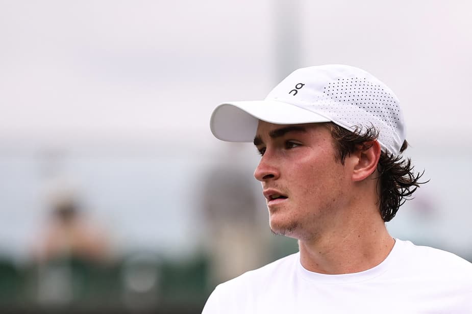 João Fonseca na partida contra o americano Jenson Brooksby em Wimbledon (Foto: HENRY NICHOLLS / AFP)