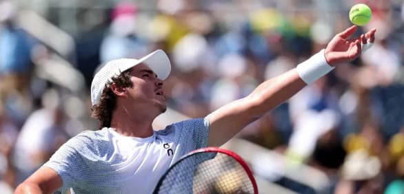 Fonseca saca na derrota para o tcheco Tomas Machac no US Open (Foto: ELSA/Getty Images via AFP)