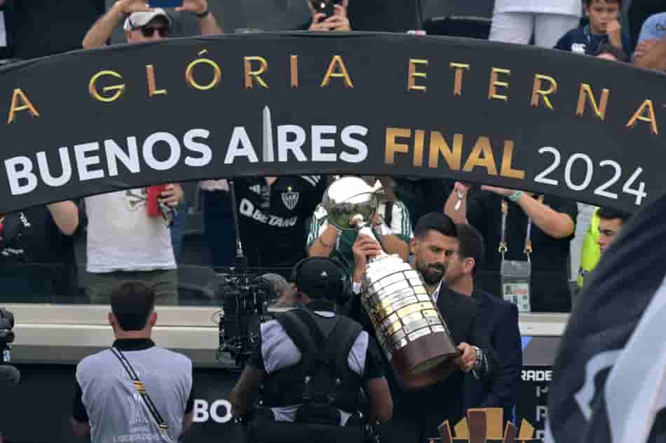 Novak Djokovic carrega taça da final da Libertadores no campo do Monumental de Núñez