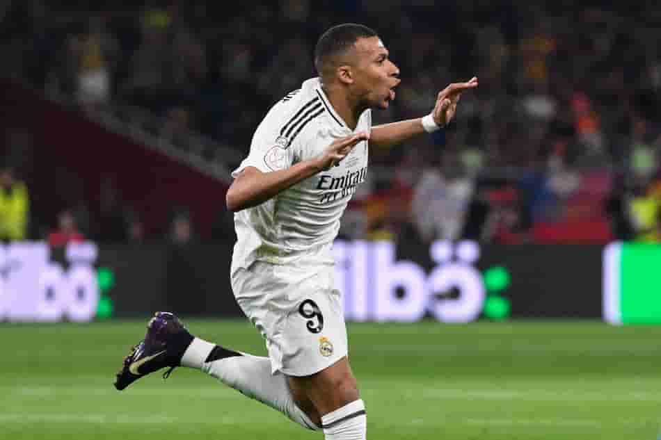 Mbappé marcou o primeiro gol de falta de sua carreira (Foto: Josep Lago/ AFP)