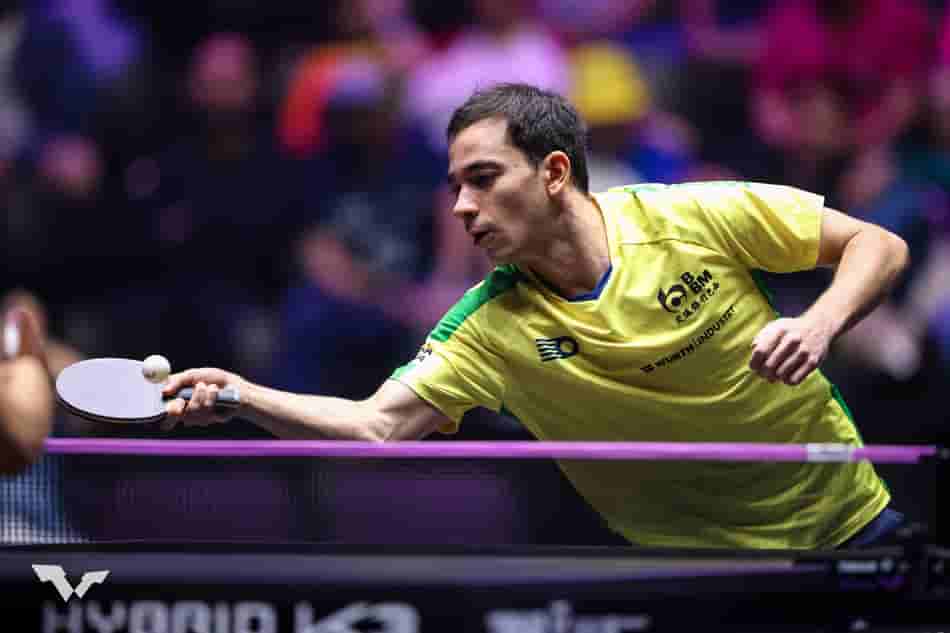 Hugo Calderano é eliminado por Kanak Jha no WTT Champions de Montpellier (Foto: Divulgação / WTT)