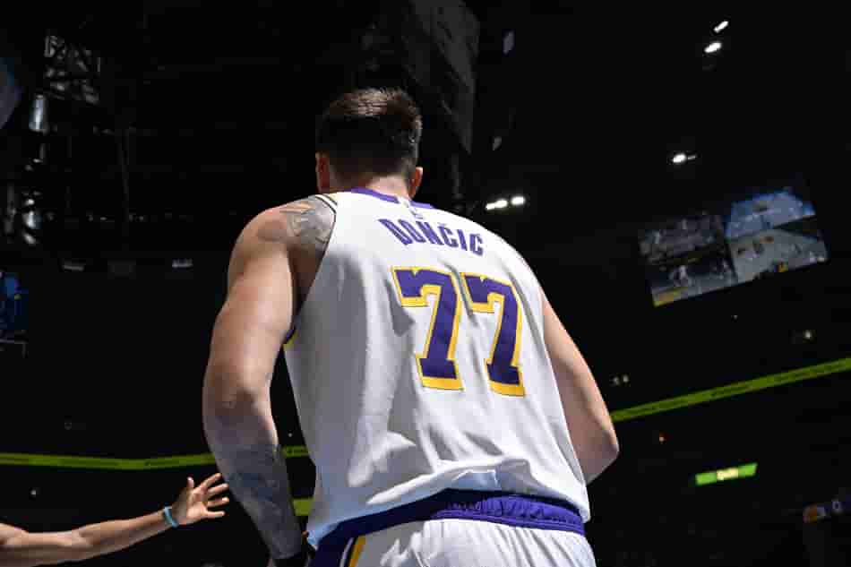 Luka Doncic pelos Lakers contra Memphis Grizzlies (Foto: Grant Burke / NBAE / Getty Images / Getty Images via AFP)