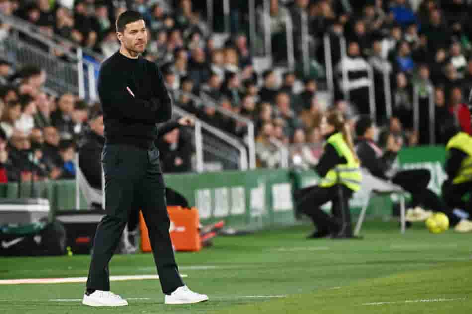 Xabi Alonso em ação durante o confronto de Real Madrid contra o Elche, em La Liga (Foto: Jose Jordan/AFP)