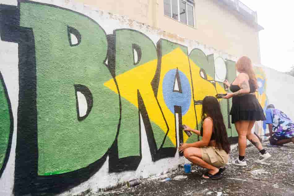 Equipe Rua Taturana, no Rio, mantém tradição de pintar ruas para a Copa do Mundo desde 1982 (Foto: Divulgação/Equipe Rua Taturana)