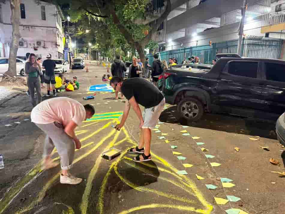 Bar Simpósio, em Copacabana, se movimentou para pintar rua para a Copa do Mundo (Foto: Leonardo Bessa/Lance!)