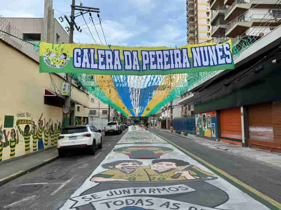 'Galera da Pereira Nunes', na Tijuca, mantém viva a tradição de pintar rua para a Copa do Mundo (Foto: Lucas Bayer/Lance!)
