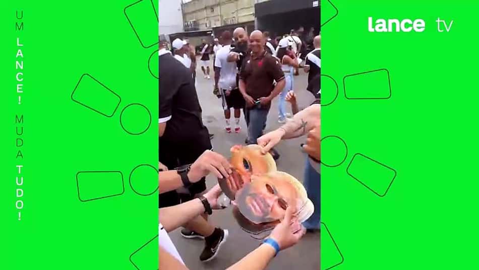 thumbnail Torcida do Vasco provoca Neymar com máscaras de Bruna Marquezine