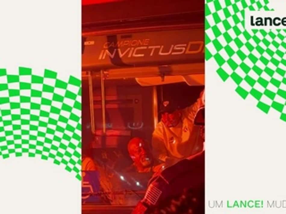 thumbnail Luciano na janela do ônibus para ver a festa da torcida