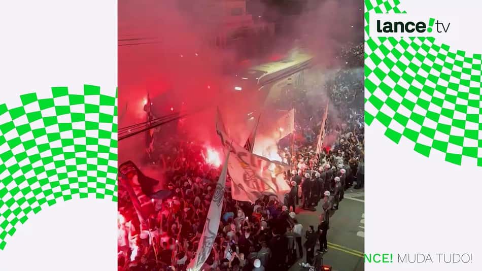thumbnail Torcida do Santos faz festa com sinalizadores na chegada da equipe