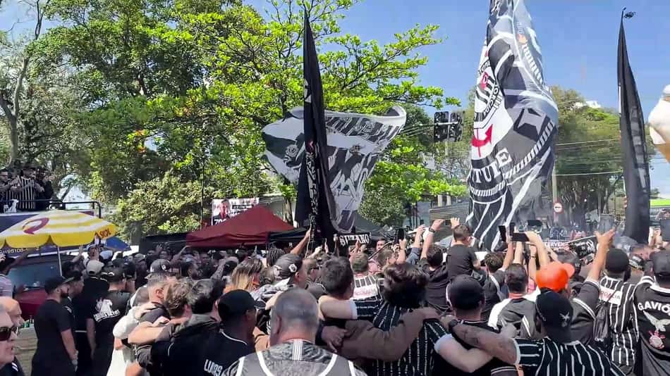 thumbnail Torcedores do Corinthians protestam no clube e pedem intervenção judicial