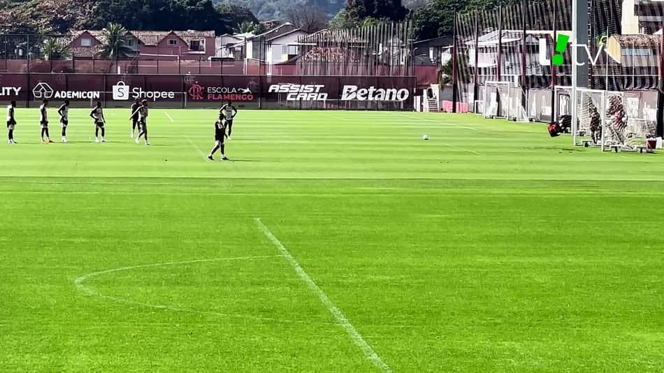 thumbnail Leo Pereira marca dois golaços durante o treino