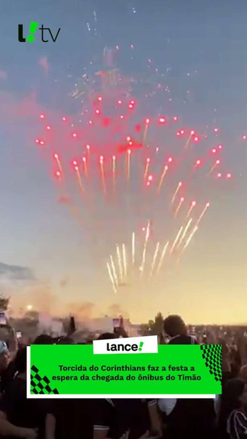 thumbnail Torcida do Corinthians faz a festa a espera da chegada do ônibus do Timão