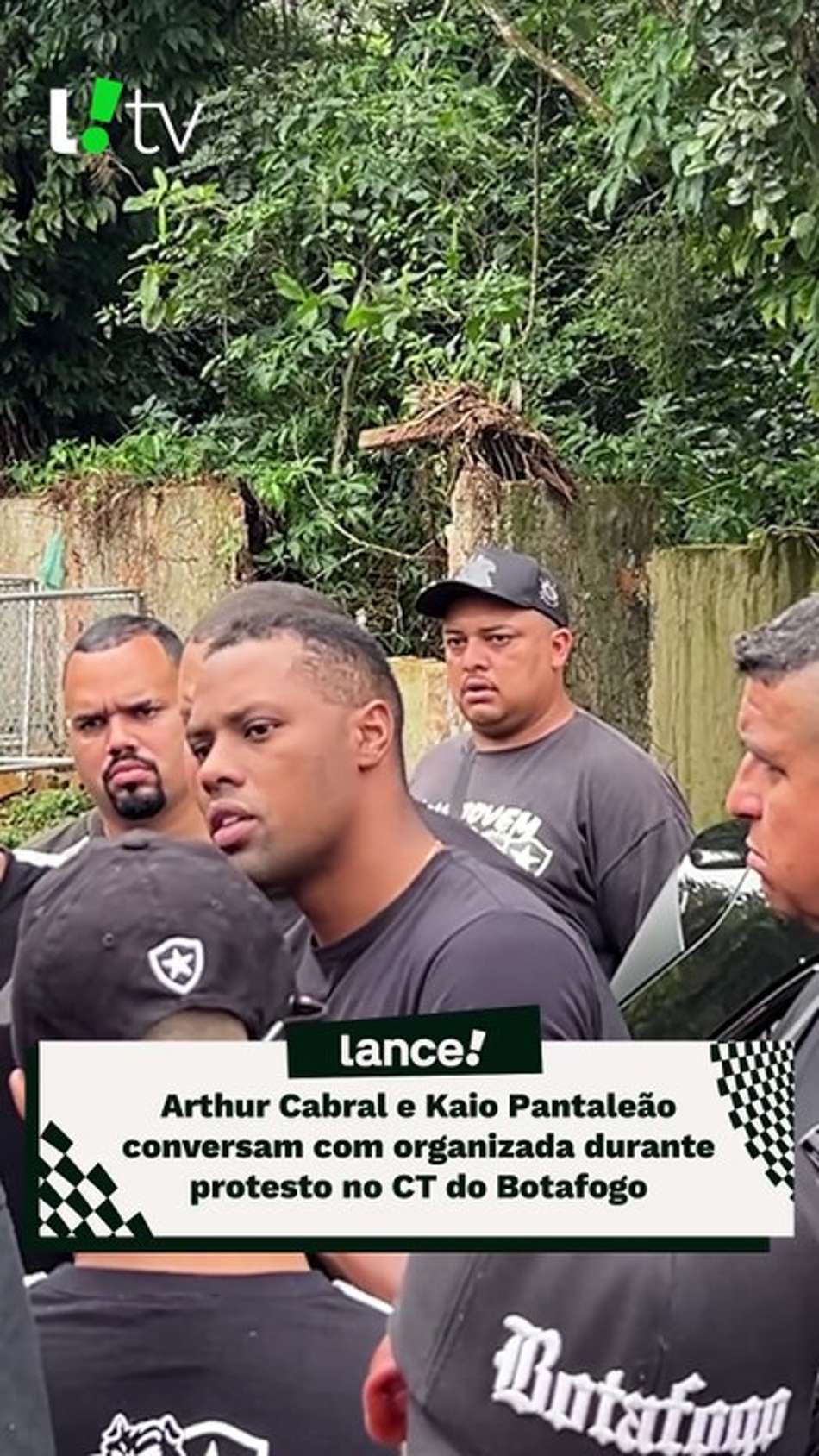 thumbnail Botafogo amanhece com protestos de torcida organizada no CT Lonier