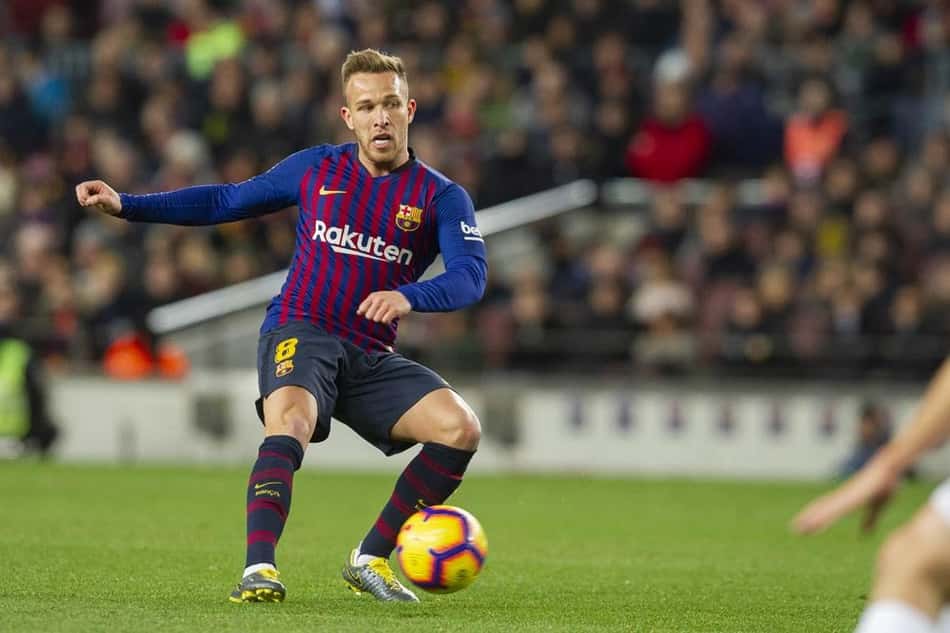 Arthur olhando para bola e tentando passe pelo Barcelona