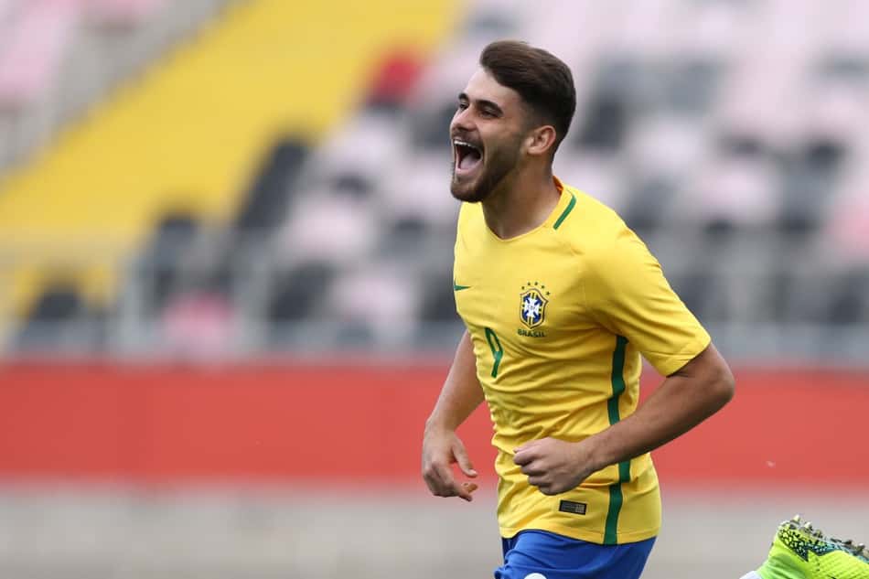 Felipe Vizeu comemorando