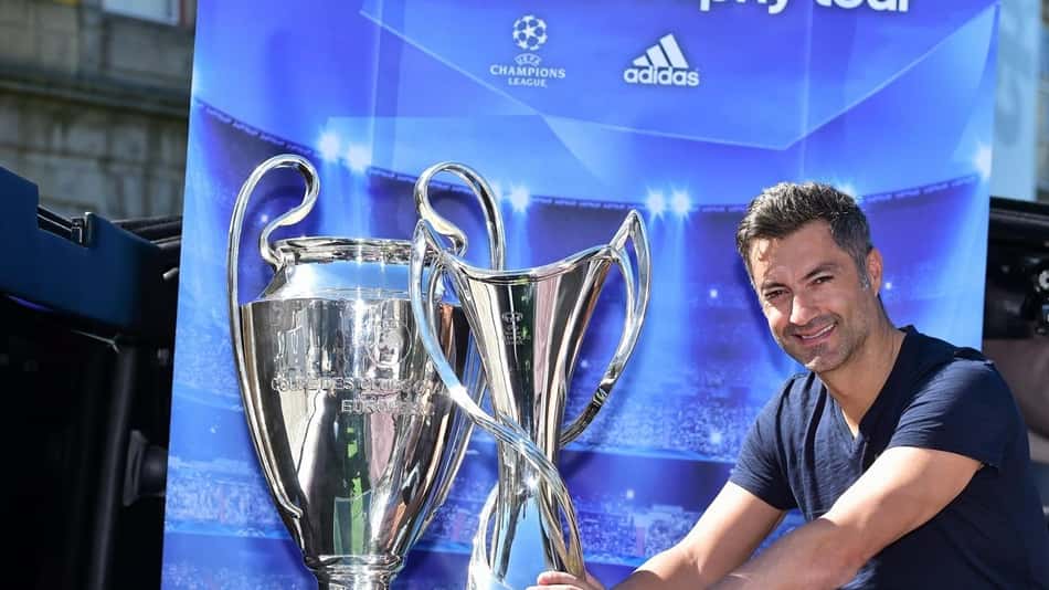 Vitor Baía, ex-goleiro e ídolo do Porto com troféu da Champions League