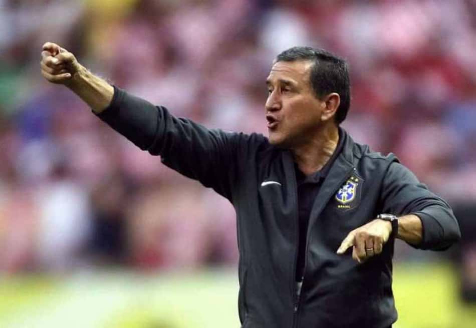 Carlos Alberto Parreira dá orientações à beira do gramado, vestindo casaco pretro da Seleção Brasileira