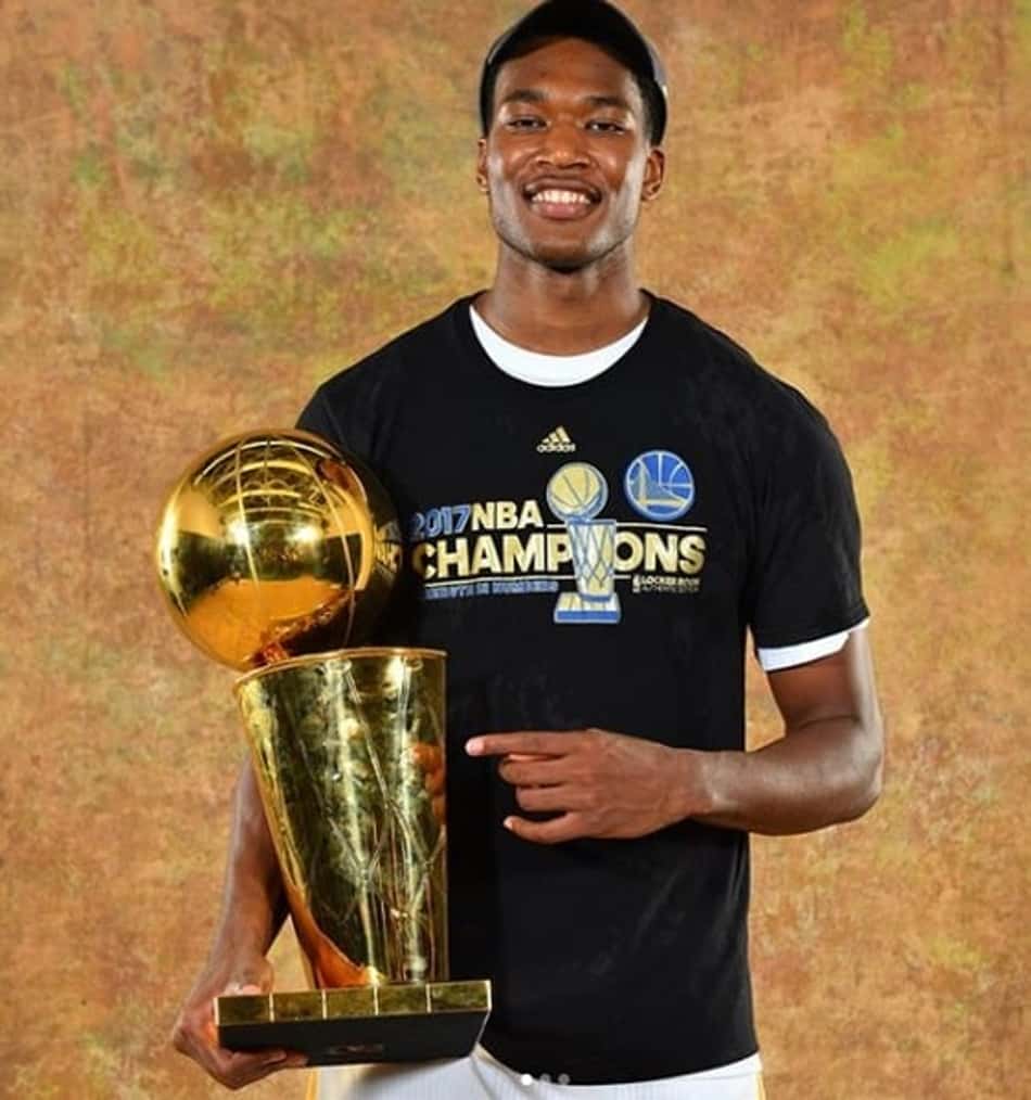 Nos dois títulos da NBA com o Warriors, Damian Jones jogou em quatro jogos de playoffs, tanto em 2017 quanto em 2018 (Foto: Reprodução/Instagram)