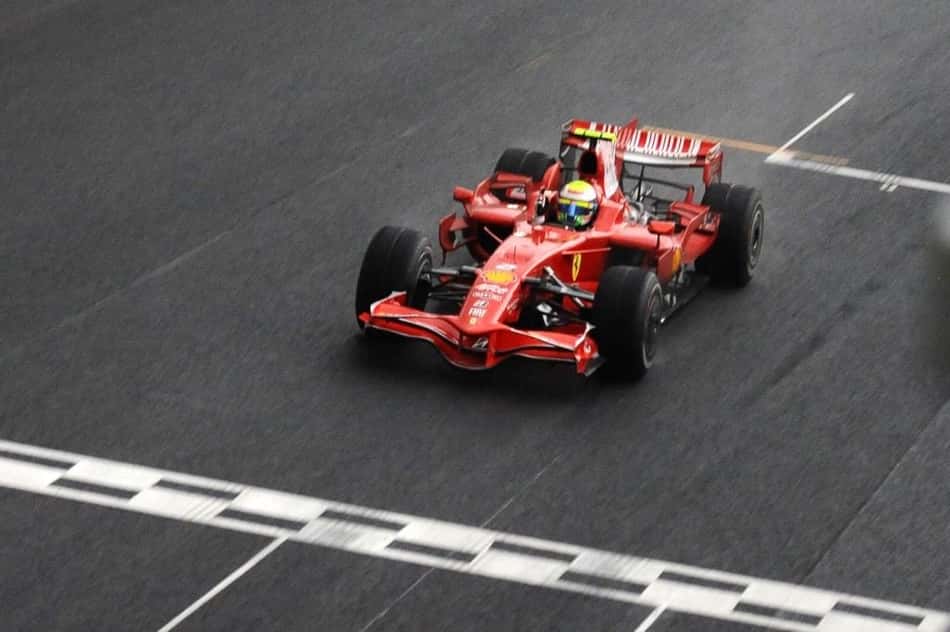 Felipe Massa, da Ferrari, em ação no GP do Brasil pela F1 2008 