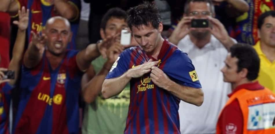 Messi bate no escudo do Barcelona