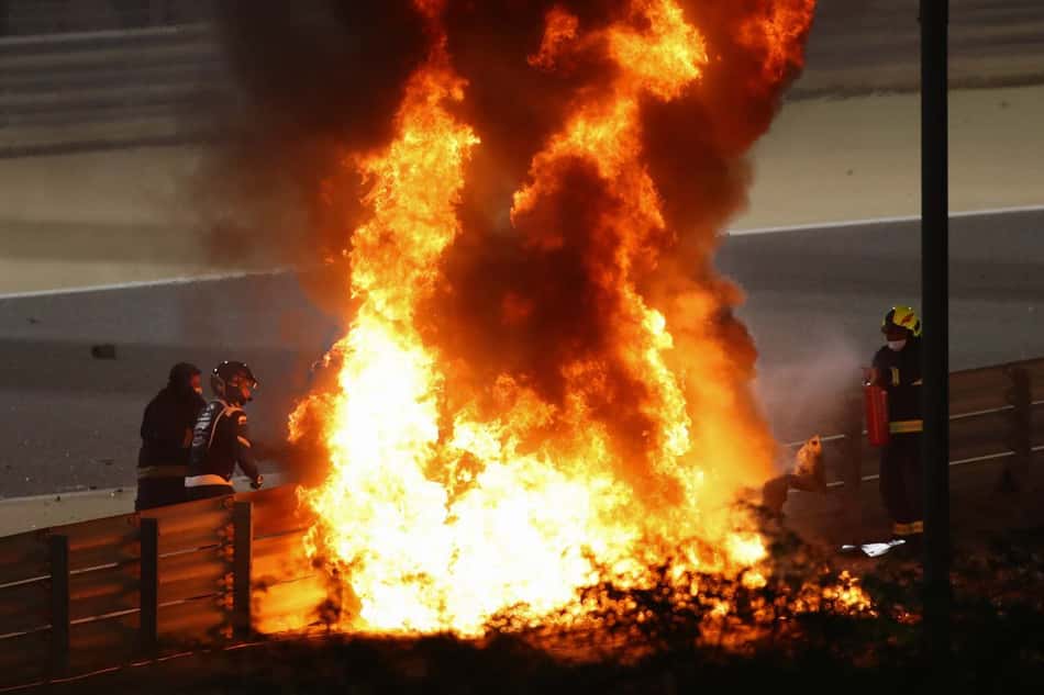 As labaredas de fogo imediatamente após o acidente de Grosjean (Foto: AFP)