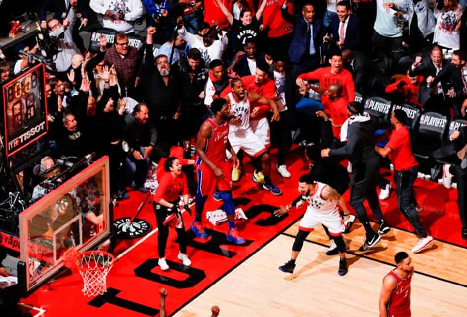 Kawhi Leonard, do Toronto Raptors, olhando a bola cair na cesta no último segundo da Final da Conferência Leste em 2019 (Foto: Reprodução/Twitter/Toronto)