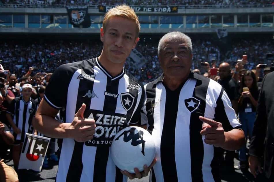 Honda e Jairzinho, um dos maiores ídolos da história do Botafogo, posam para foto