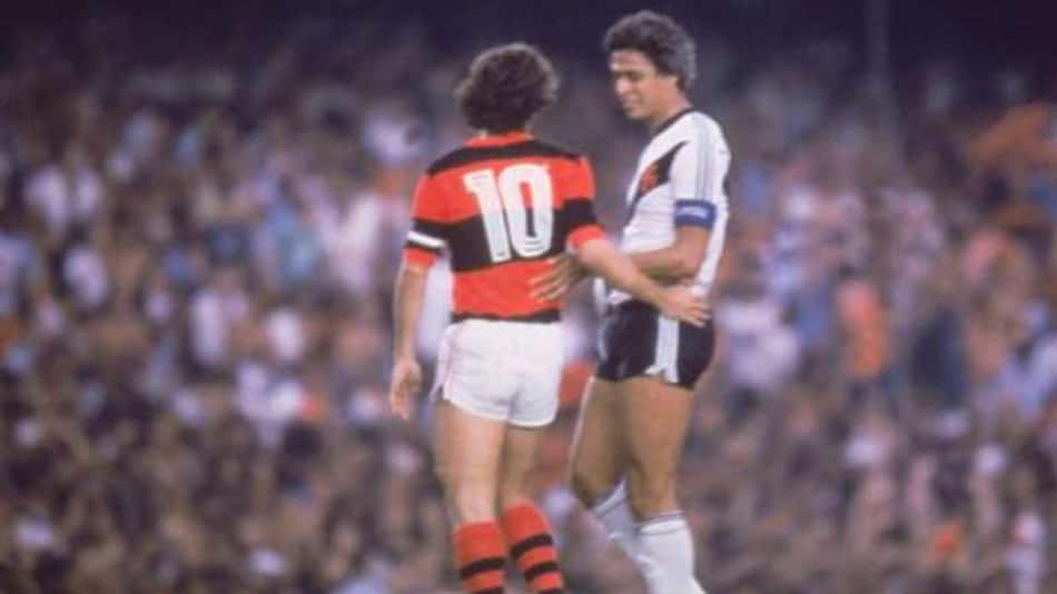 Zico e Roberto Dinamite se enfrentando no Clássico dos Milhões.