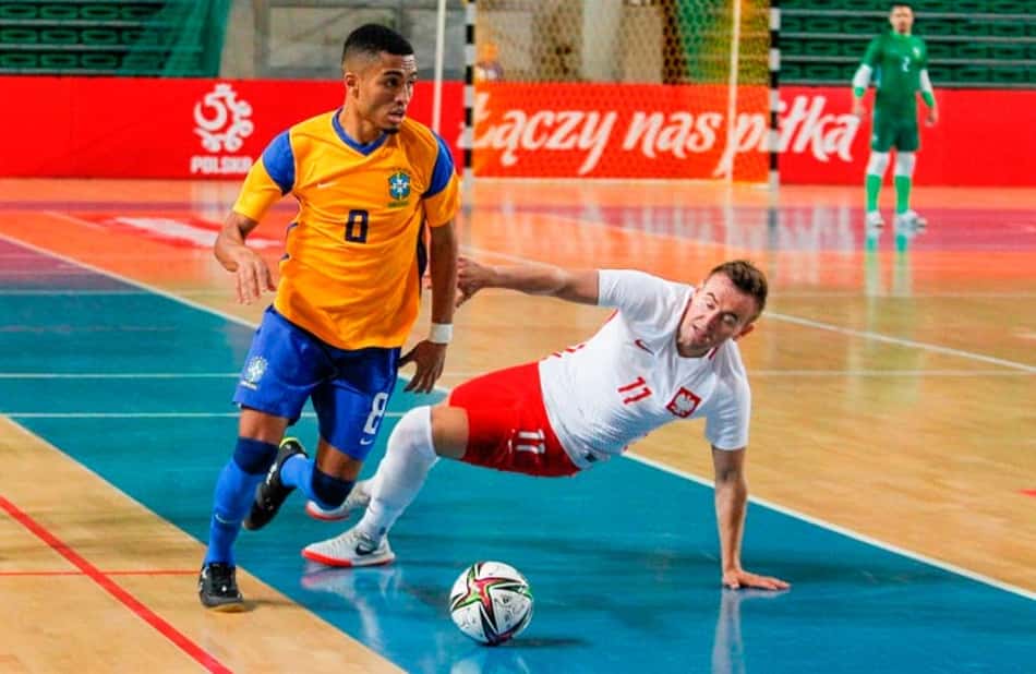 Leozinho dribla adversário no futsal