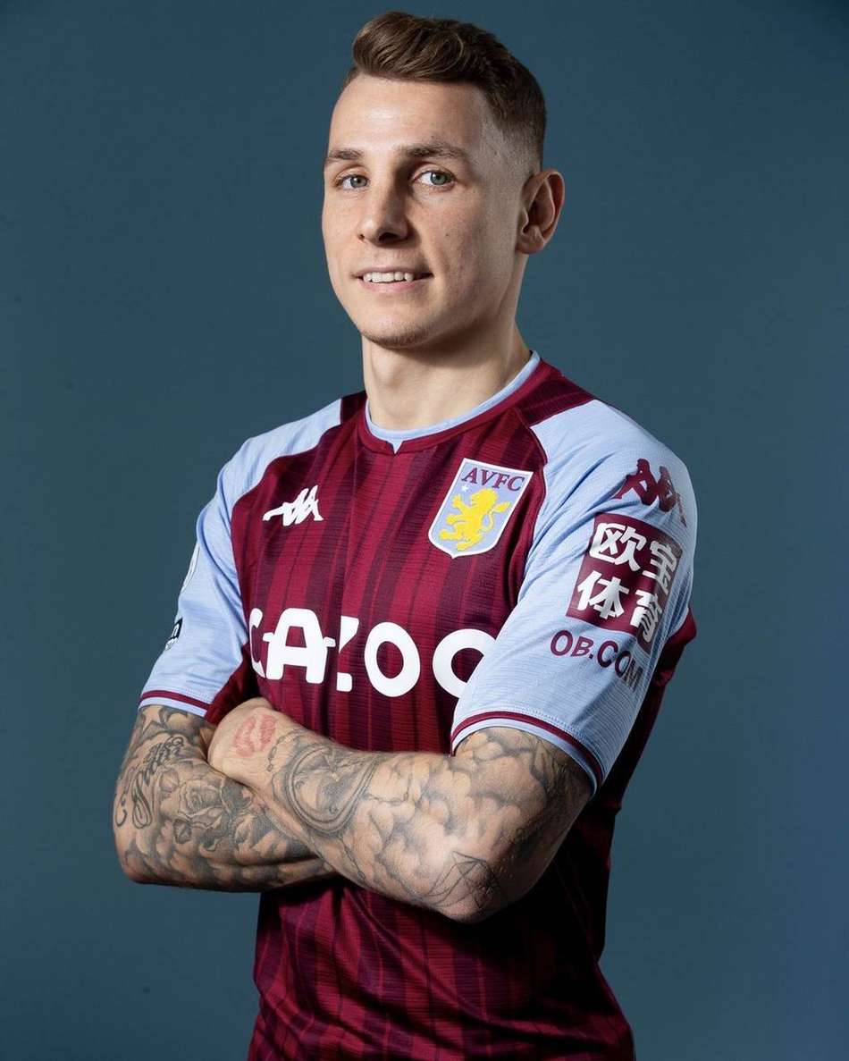 Lucas Digne posa em com a primeira camisa do Aston Villa.