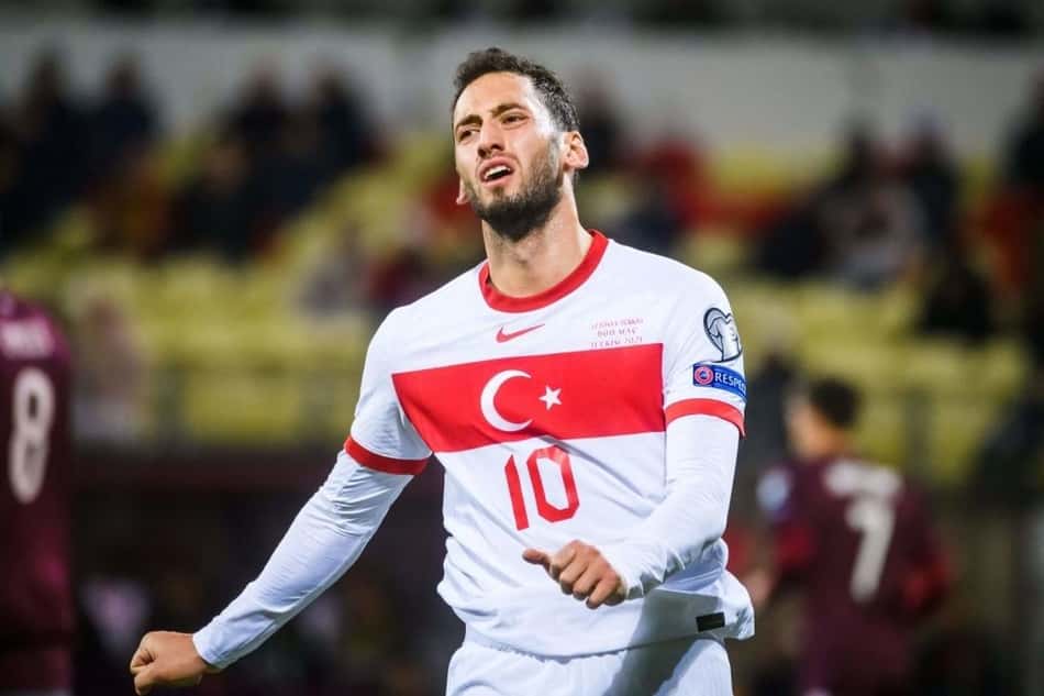 Hakan Çalhanoglu em ação pela Seleção turca na Eliminatórias Europeias de 2022.