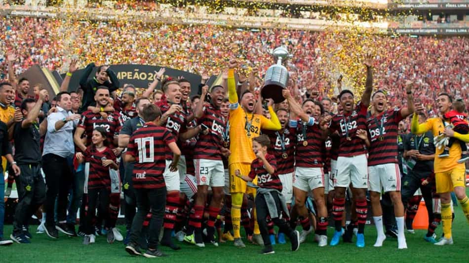 Jogadores do Flamengo com a taça da Libertadores