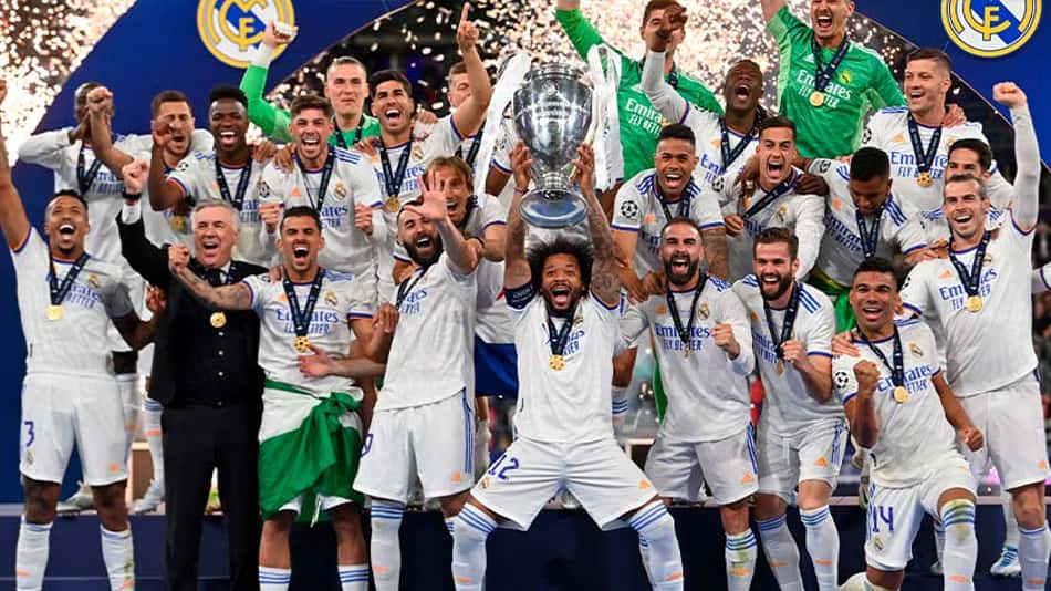 Marcelo e elenco do Real Madrid levantando a taça da Champions League