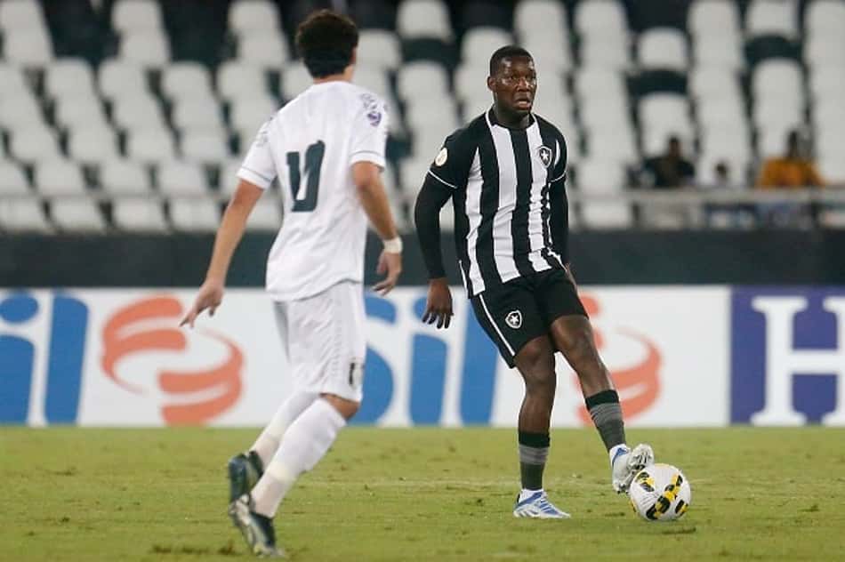 Patrick de Paula em ação pelo Botafogo