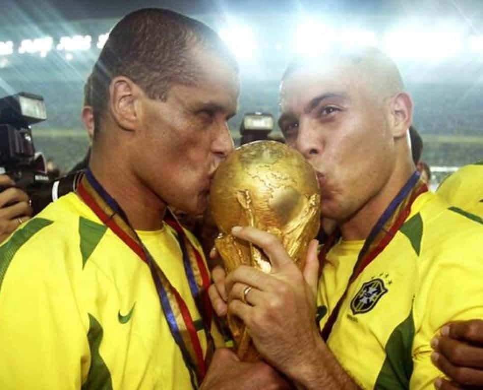 Ronaldo e Rivaldo beijando a taça do penta.