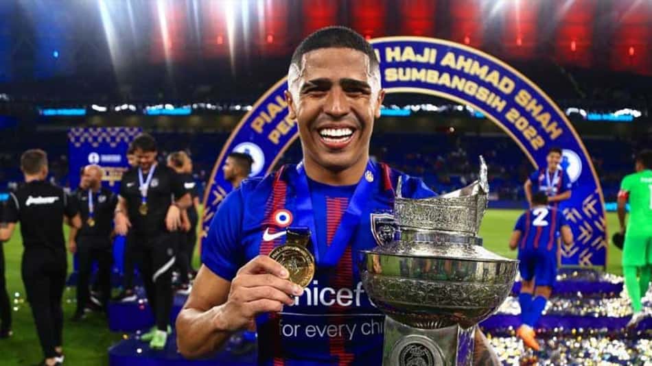 Bérgson comemora título pelo Johor Darul (Foto: Arquivo Pessoal)