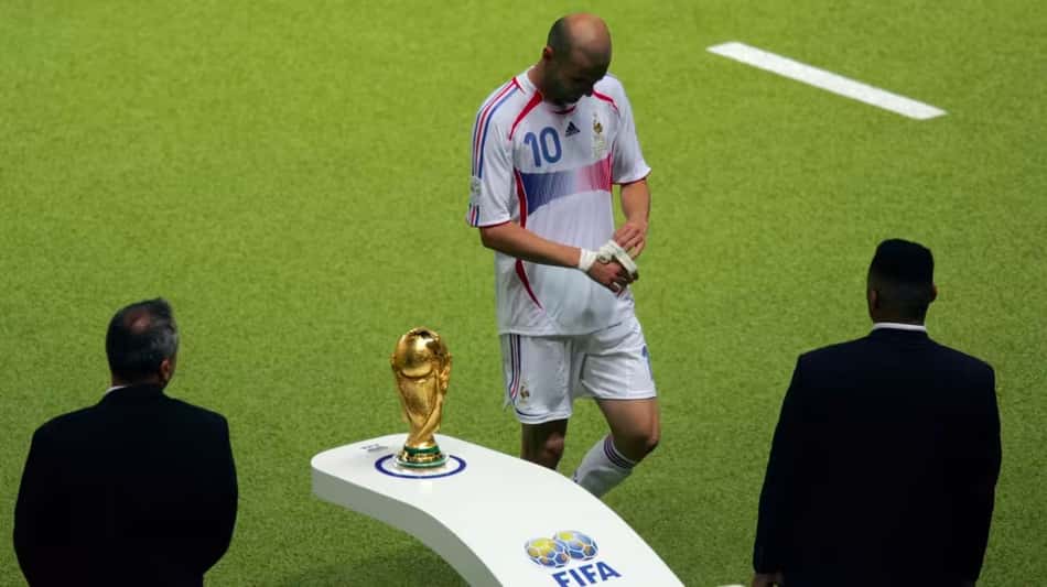Zidane passando ao lado da taça da Copa do Mundo em 2006