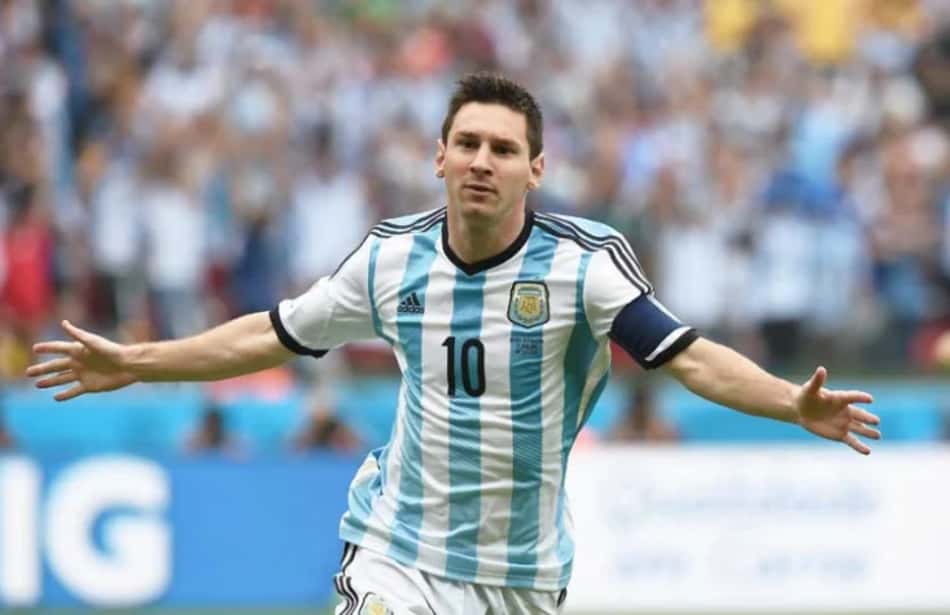 Messi de braços abertos comemorando gol