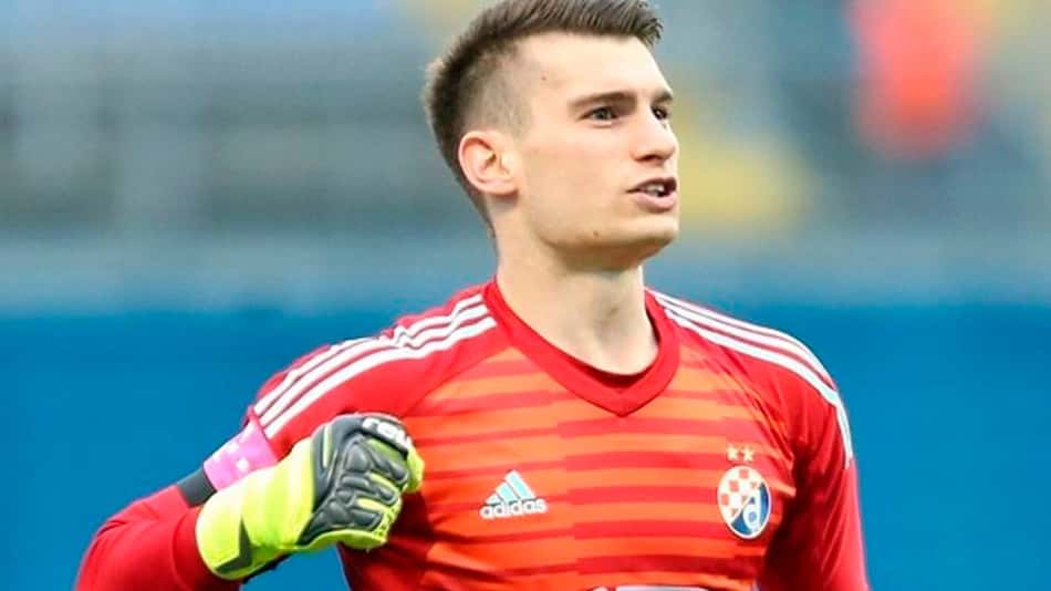 Livaković com a camisa do Dinamo de Zagreb (Foto: Reprodução/Twitter)