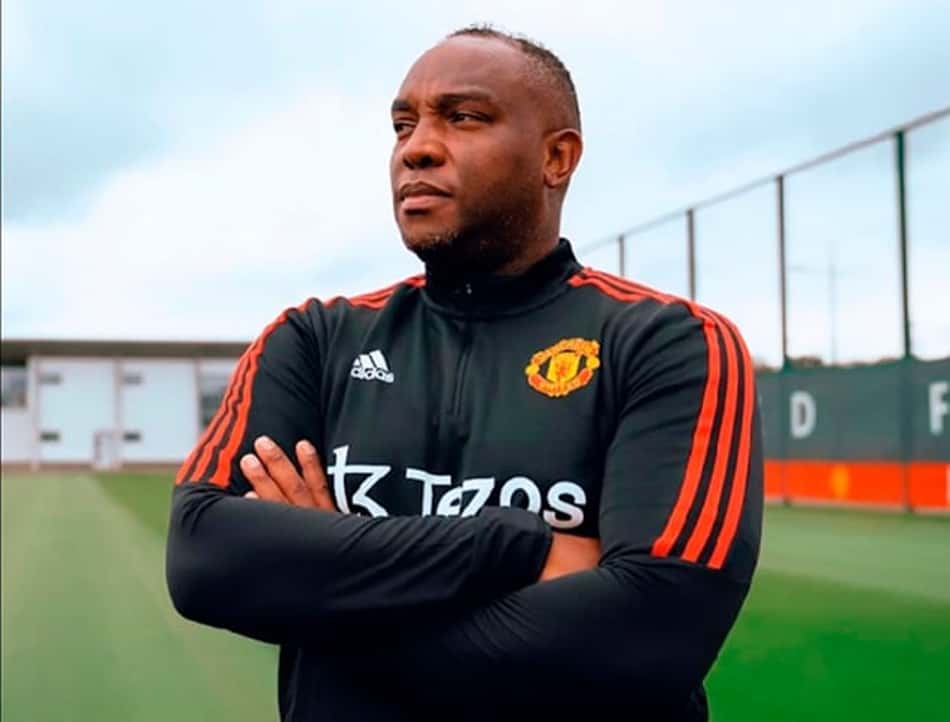 Benni McCarthy atuando como auxiliar técnico no Manchester United.