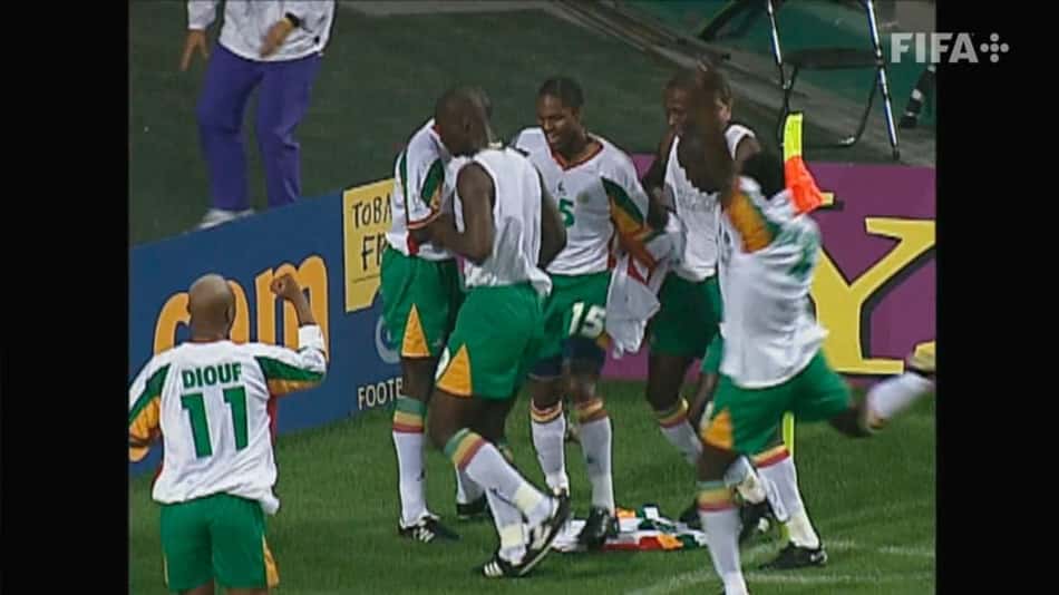 Seleção de Senegal na comemoração do gol contra a França na estreia da Copa de 2002 (Foto: Reprodução / FIFA)