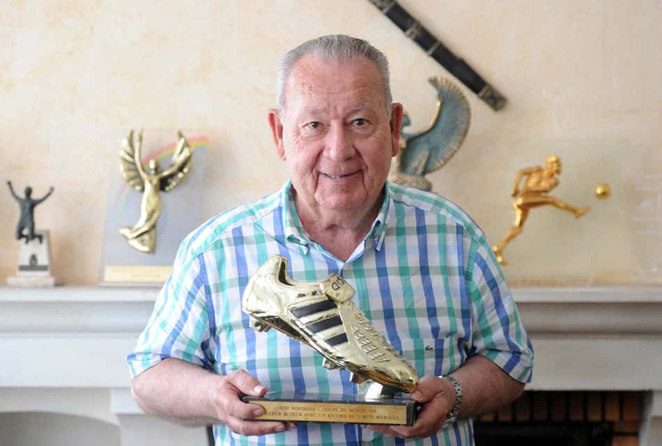 Just Fontaine segurando o prêmio de Chuteira de Ouro da Copa do Mundo anos atrás.