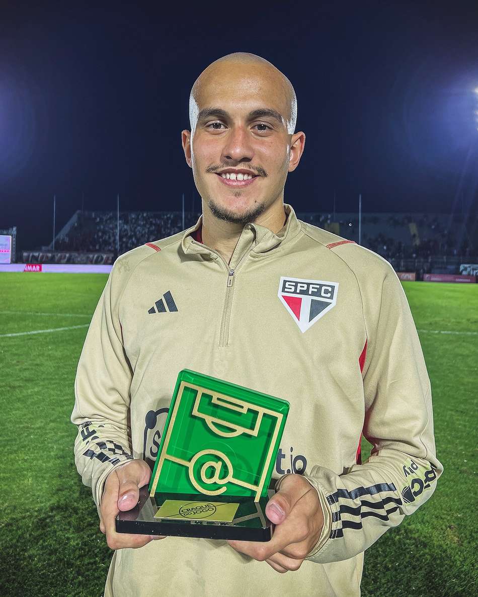 Matheus Belém com a camisa do SPFC