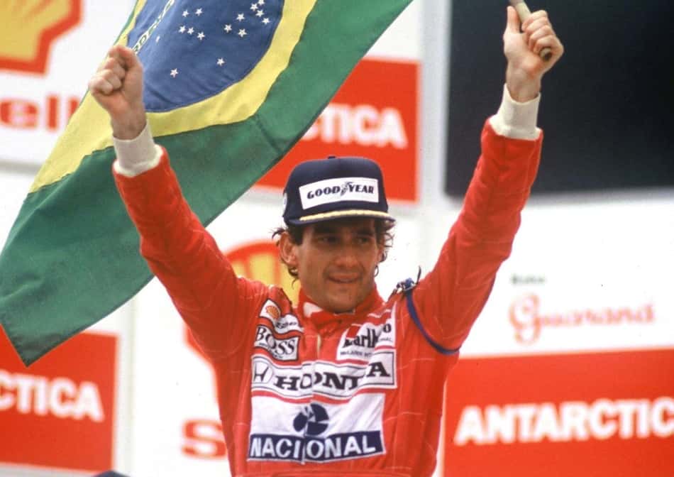 Ayrton Senna comemora vitória na F1