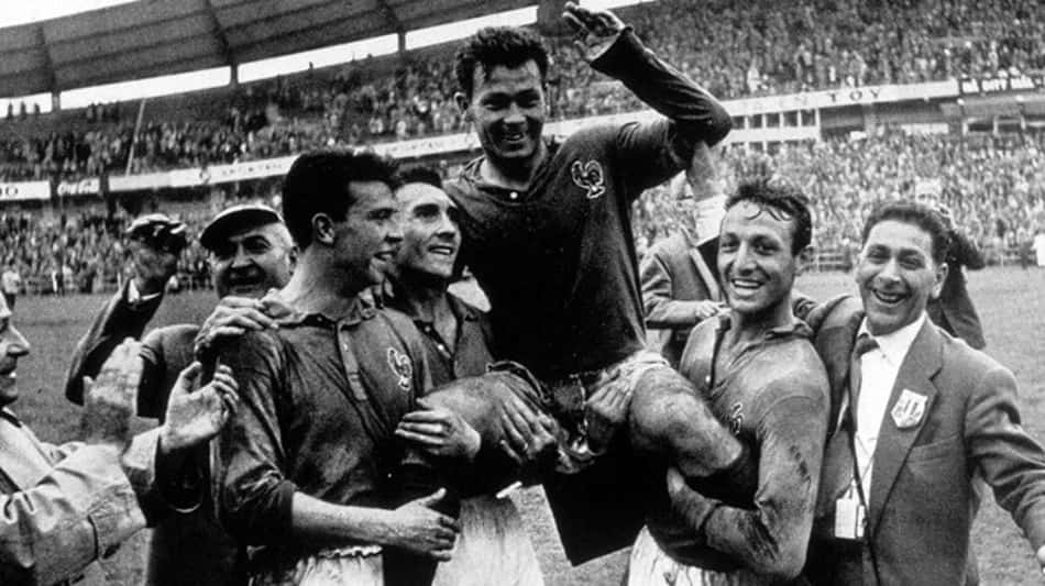 Just Fontaine, autor de 13 gols na Copa do Mundo de 1958, é erguido pelos jogadores da seleção da França