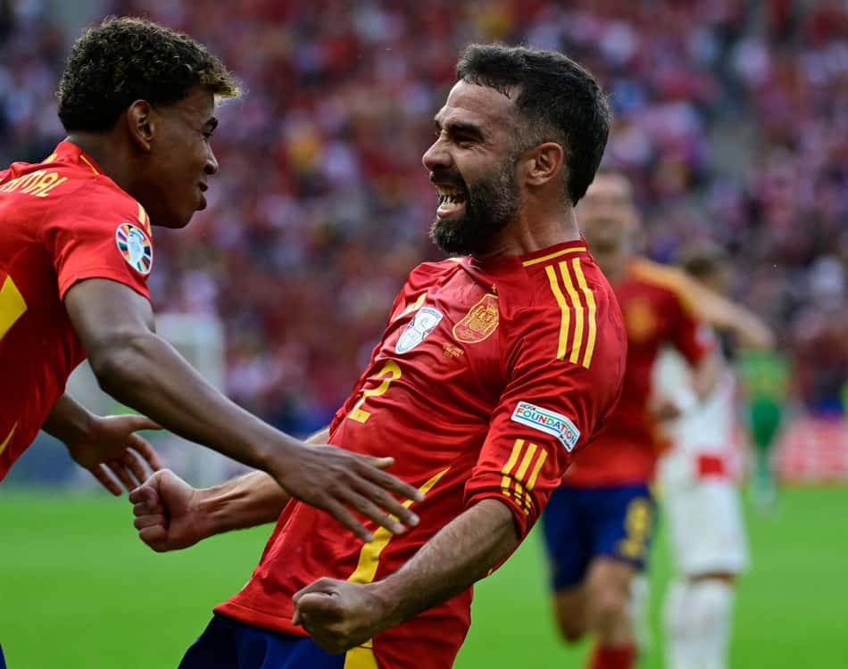 Carvajal e Yamal em ação na Espanha (Foto: John Macdougall/AFP)