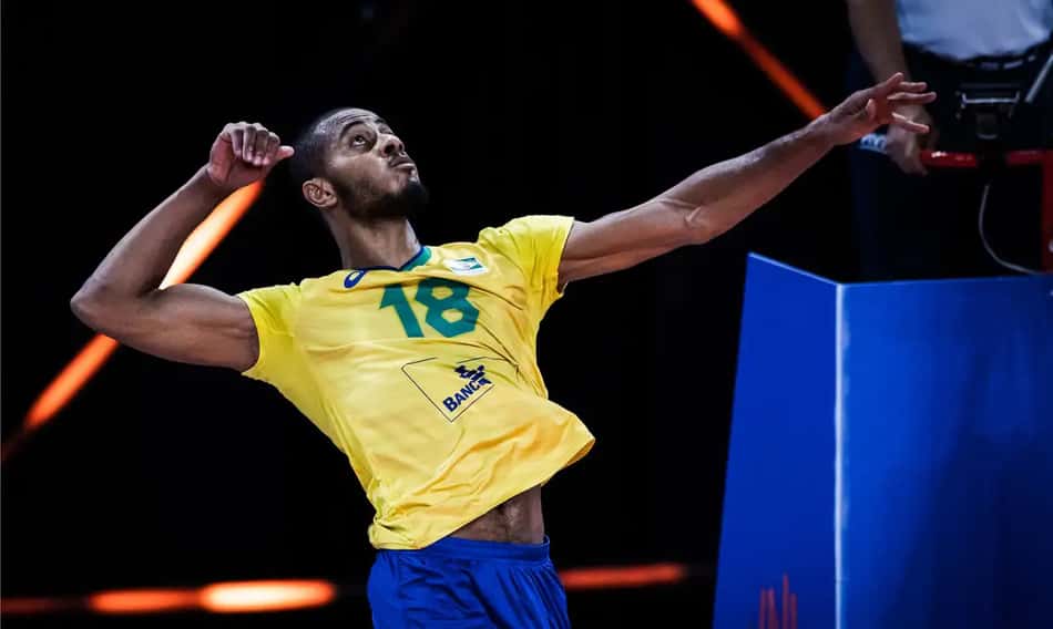 Lucarelli em ação pela Seleção Brasileira (Foto: Divulgação / FIVB)