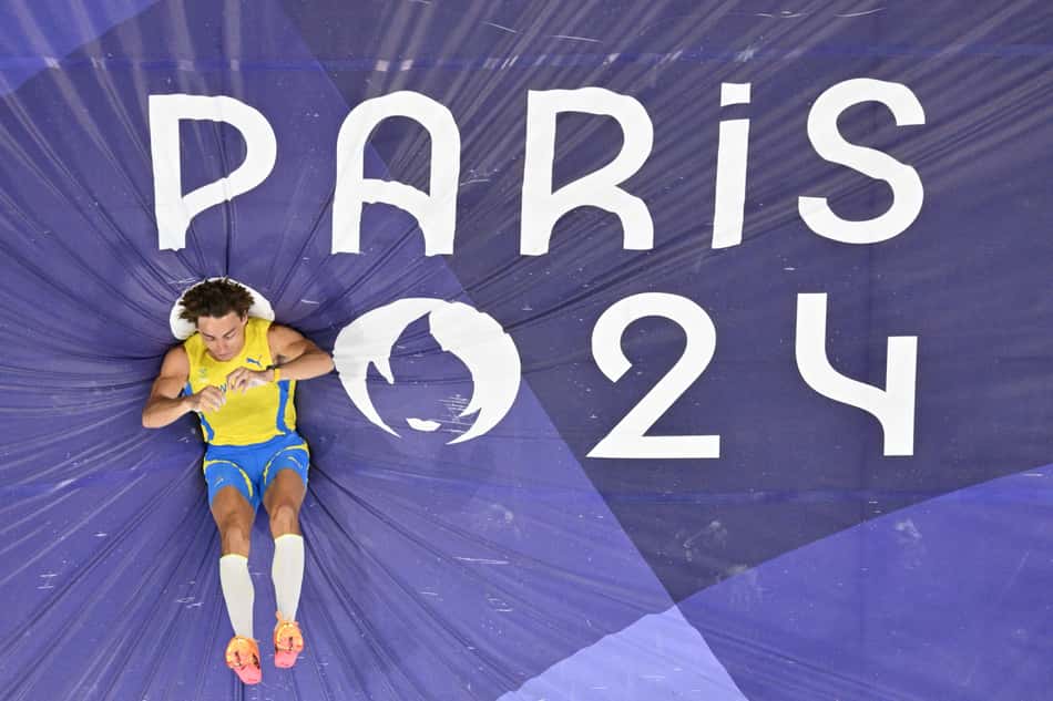 Armand Duplantis conquistou o ouro após quebrar o recorde mundial no salto com vara. Foto: Antonin THUILLIER / AFP
