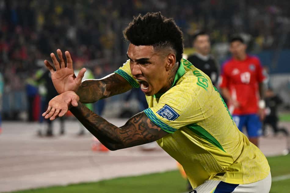 Igor Jesus comemora o gol em Chile x Brasil. (foto: RODRIGO ARANGUA / AFP)