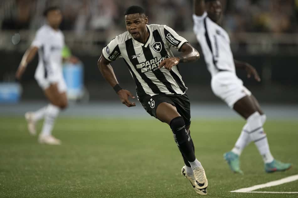 Júnior Santos marcou o gol da vitória do Botafogo em 2024 sobre a LDU (Foto: Jorge Rodrigues/AGIF)